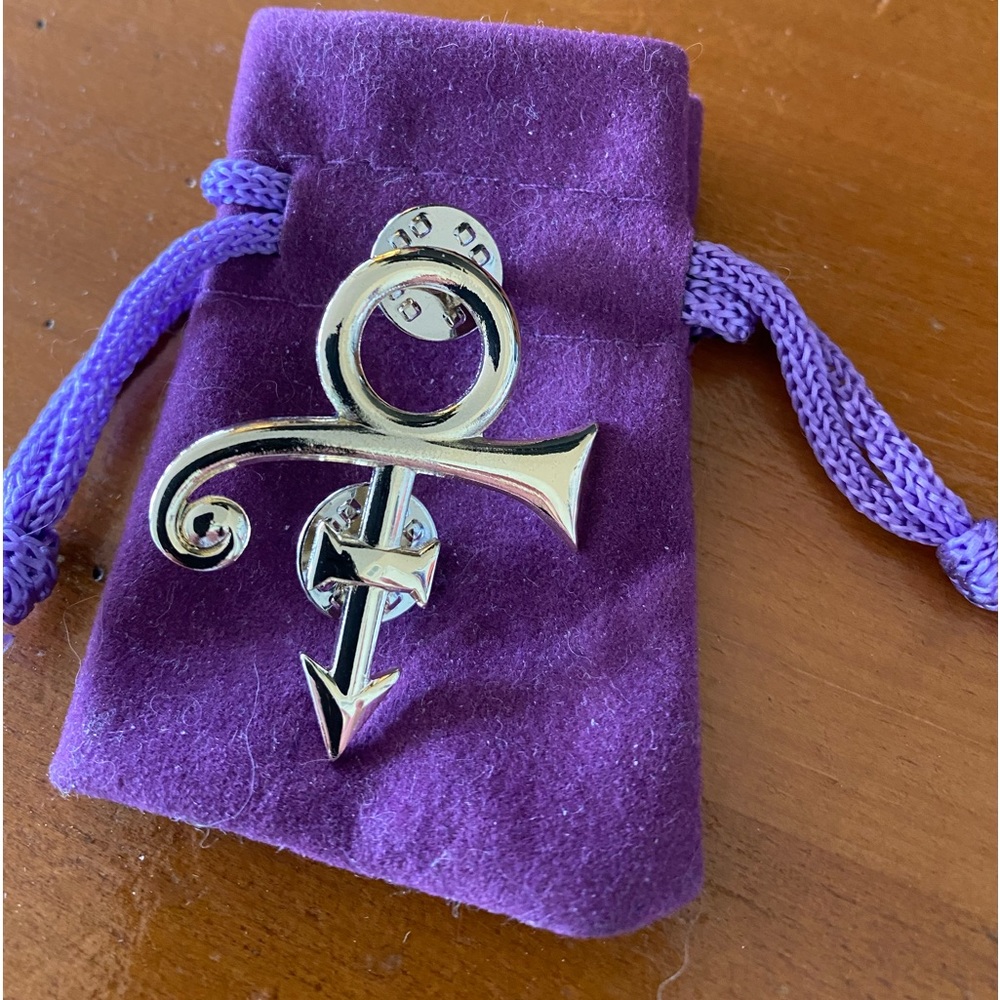 Prince pin gold tone brand new